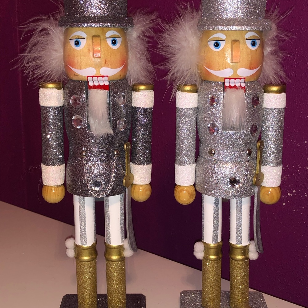 Nut cracker
